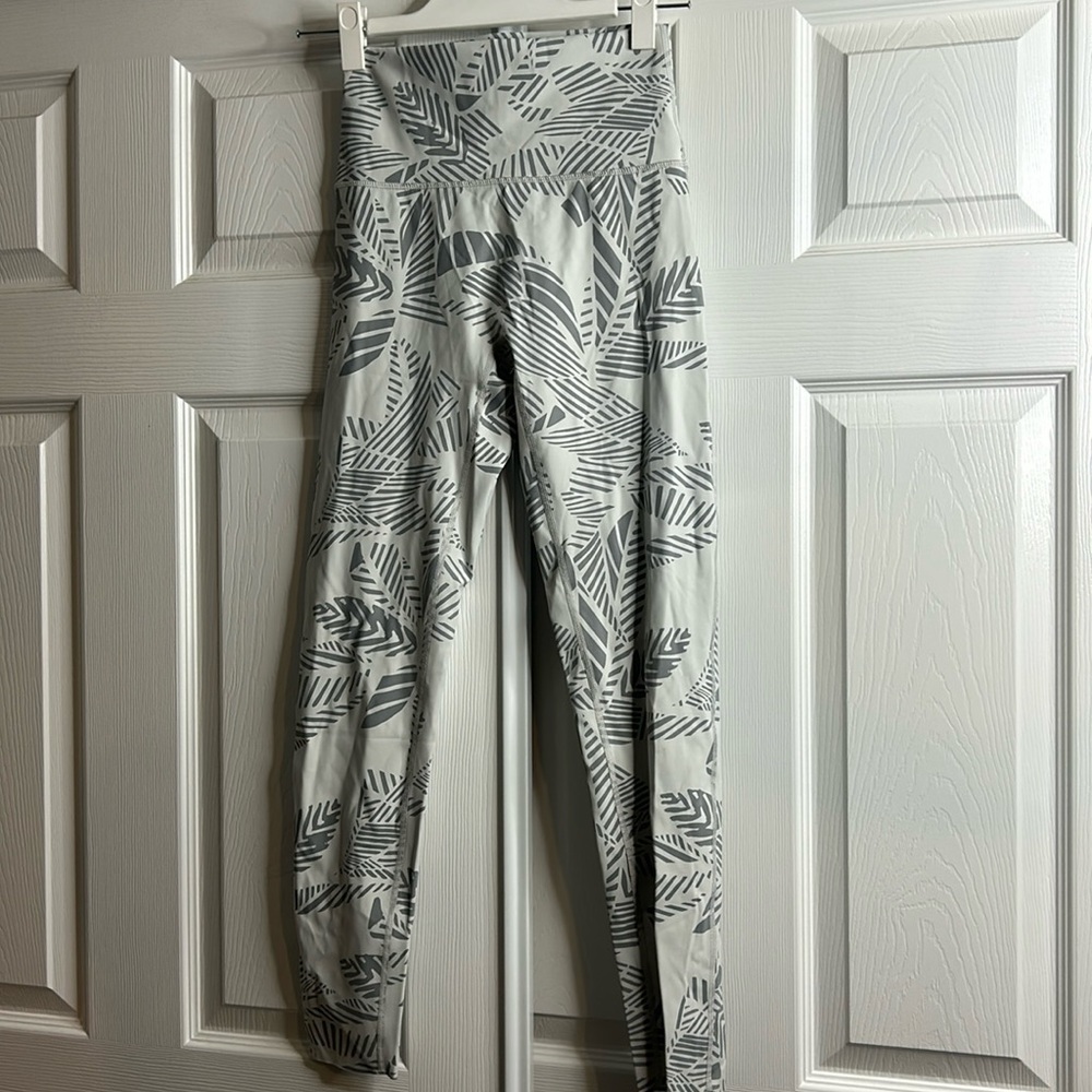Aerie Gray Sliver Tropical Print Leggings Raw Hem M